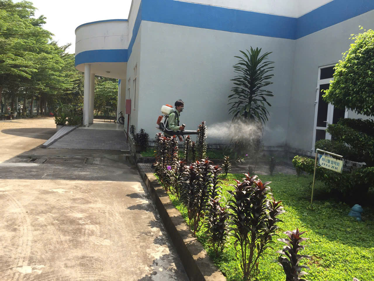 KHỬ CÔN TRÙNG SÂN VƯỜN CÔNG TY BÌNH DƯƠNG 